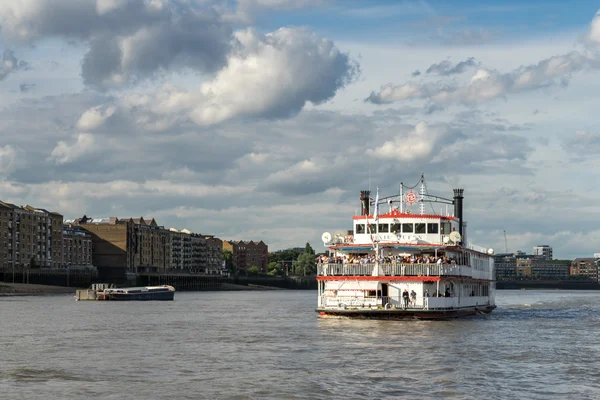 Dixie drottningen kryssningar längs Themsen — Stockfoto