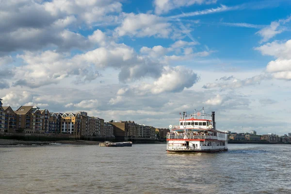 Королева Дикси, плывущая вдоль Темзы — стоковое фото