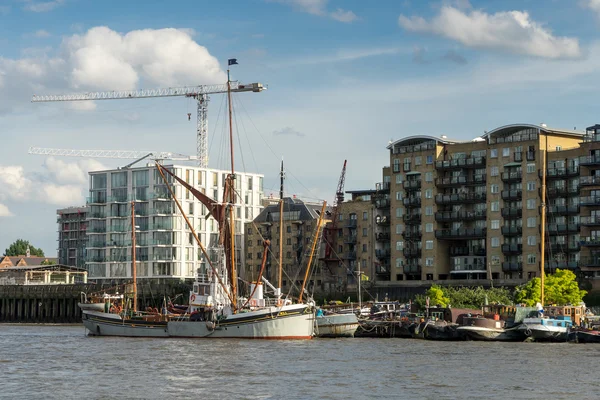 Thames barge afgemeerd op de rivier de Theems — Stockfoto