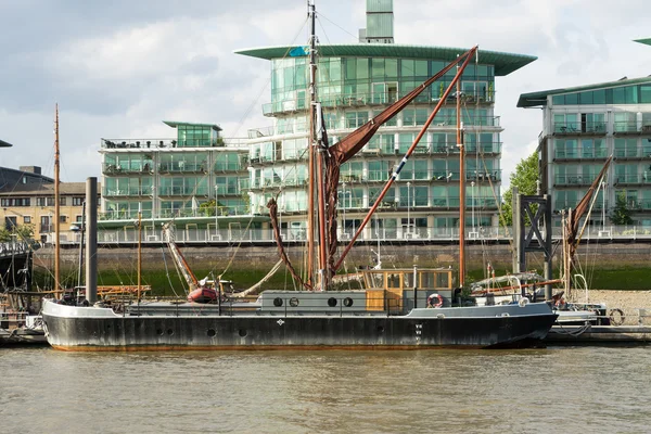 Thames barge afgemeerd op de rivier de Theems — Stockfoto