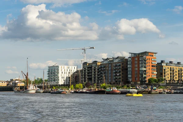 Thames barge afgemeerd op de rivier de Theems — Stockfoto