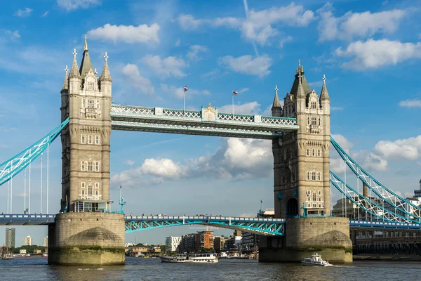 Widok z mostu tower bridge z Tamizy — Zdjęcie stockowe