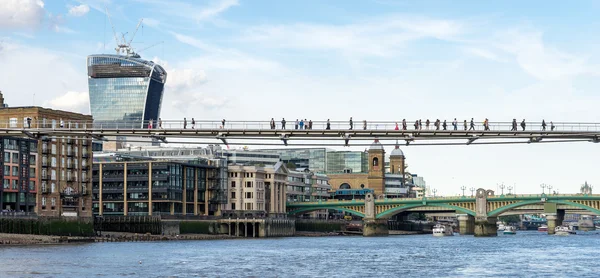 The Millennium bridge in London — Stock Photo, Image