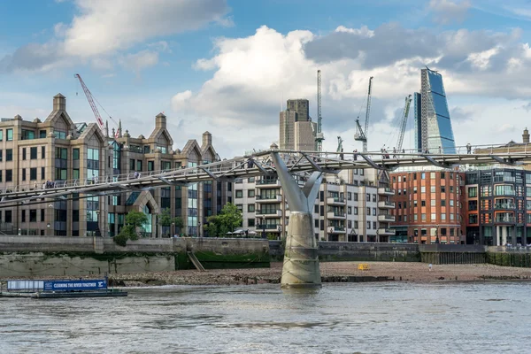 Die millennium bridge in london — Stockfoto