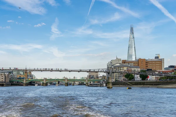 Londra'da shard ve millennium Köprüsü — Stok fotoğraf