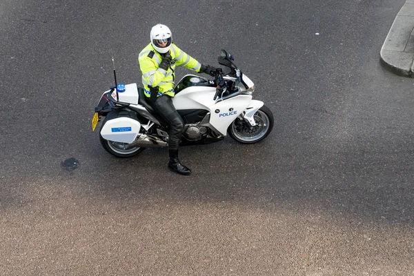 Metropolregionaler Verkehrspolizist macht Weg frei für einen Vip — Stockfoto