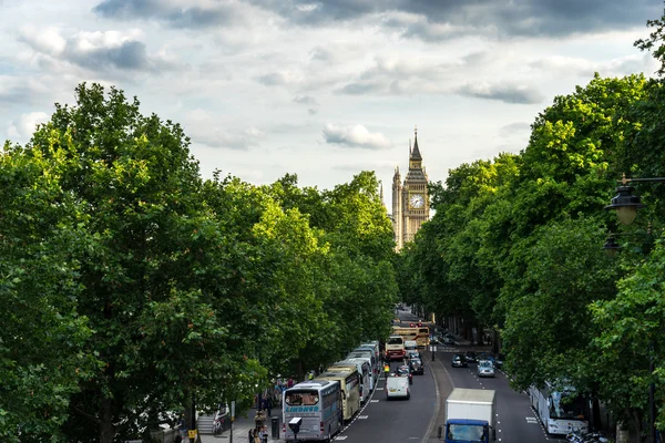View along the Embankment towards Big Ben and the Houses of Parliament — Stock Photo, Image