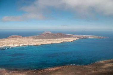 Isla graciosa kıyısı açıklarında lanzarote görünümünü