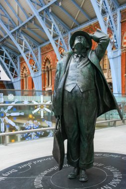 John betjeman heykeli st pancras uluslararası stat ekranda