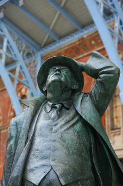John betjeman heykeli st pancras uluslararası stat ekranda