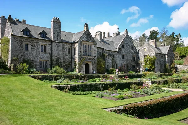View of the front of the Cotehele building — Stock Photo, Image
