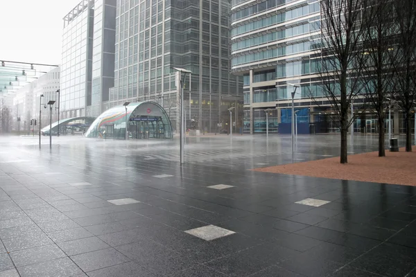Pluie torrentielle frappant la station de métro Canary Wharf — Photo