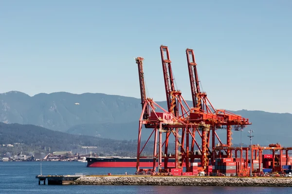 Gru rosse nel porto di Vancouver — Foto Stock