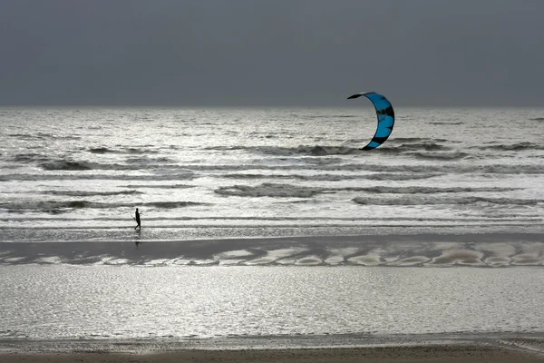 Kite surfare på winchelsea i sussex — Stockfoto