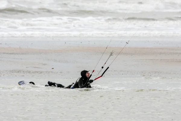 Kite surfare på winchelsea i sussex — Stockfoto