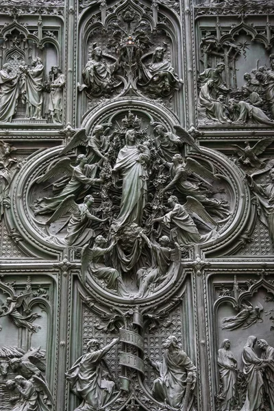 Duomo Katedrali Milano'nun ana kapı detayı — Stok fotoğraf