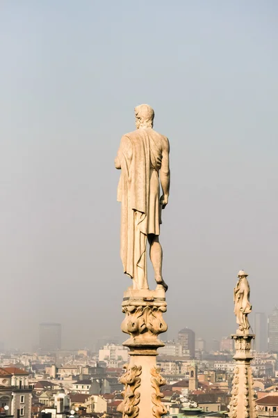 Мбаппе на фоне собора Дуомо в Милане — стоковое фото