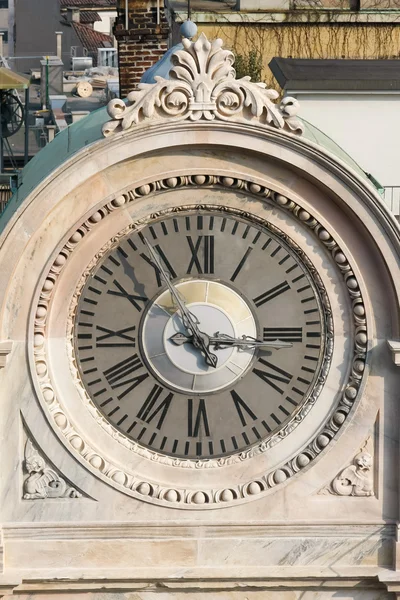 Старые часы в Милане — стоковое фото