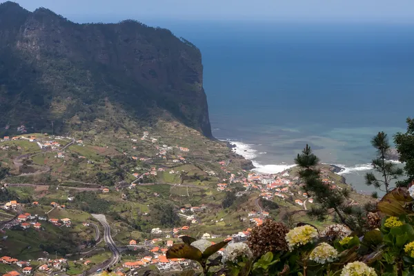 Penha d'Aguia (Eagle's rock) and Porto da Cruz Madeira — Stock Photo, Image