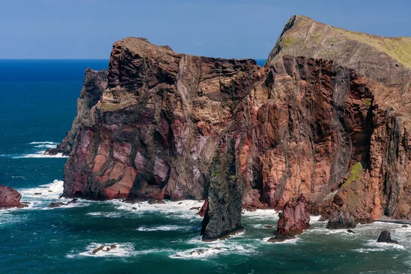 Uçurumlar, st lawrence madeira sıradışı dikey rock form gösteriliyor — Stok fotoğraf