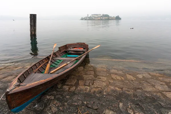 Roddbåt vid sjön orta i Italien — Stockfoto