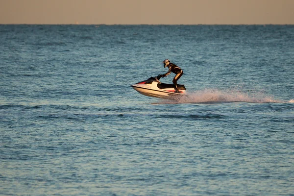 Uomo in sella a un jet ski sulla spiaggia di Dungeness — Foto Stock