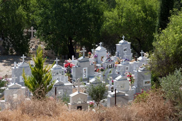 Vista de un cementerio en un pueblo chipriota — Foto de Stock