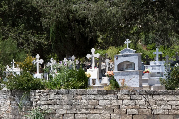 Vista de um cemitério em uma aldeia cipriota — Fotografia de Stock
