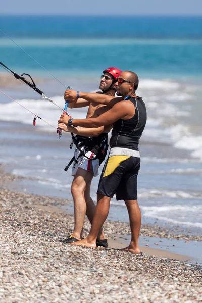 Aprendiendo a hacer kite surf en Avidmou Chipre — Foto de Stock