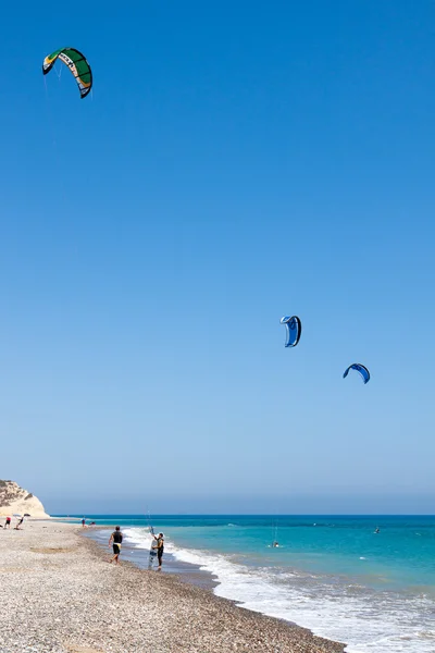 Aprendiendo a hacer kite surf en Avidmou Chipre —  Fotos de Stock
