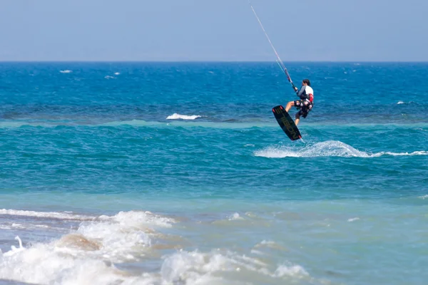 Aprendiendo a hacer kite surf en Avidmou Chipre — Foto de Stock