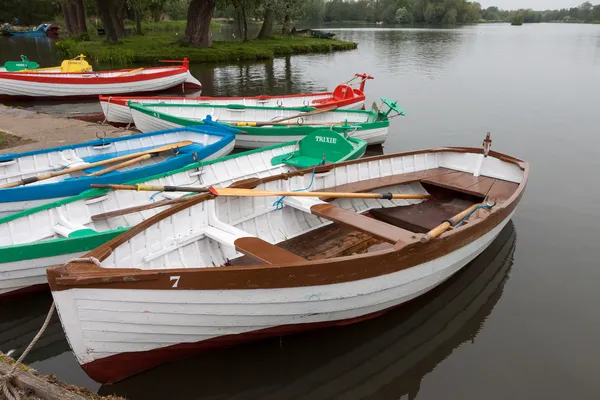 Grupo de botes de remos en el lago Thorpeness — Foto de Stock