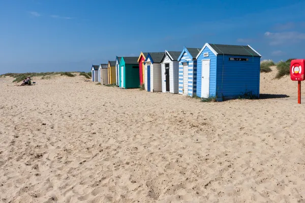 Barevné plážové chatky v southwold — Stock fotografie