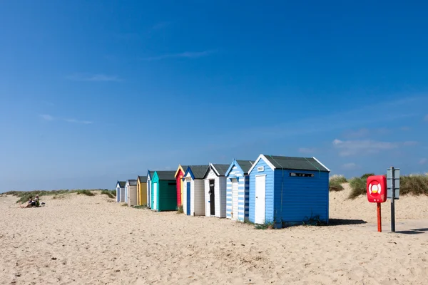 Barevné plážové chatky v southwold — Stock fotografie