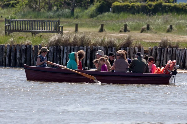 Persone che utilizzano il traghetto a Southwold — Foto Stock