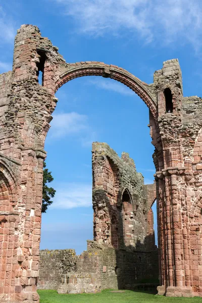 Vue rapprochée d'une partie des ruines du prieuré de Lindisfarne — Photo