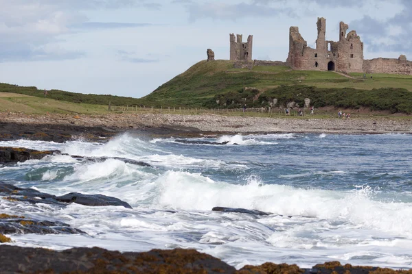 Vista do Castelo de Dunstanburgh em Craster Northumberland — Fotografia de Stock