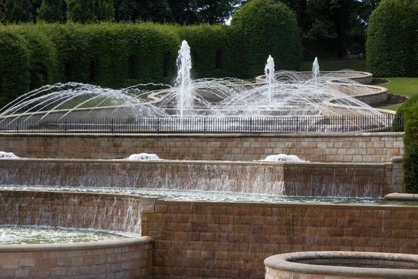 アニック城の庭で水特徴 — ストック写真