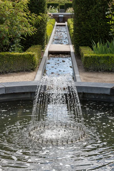 Особенность воды в саду Alnwick Castle — стоковое фото