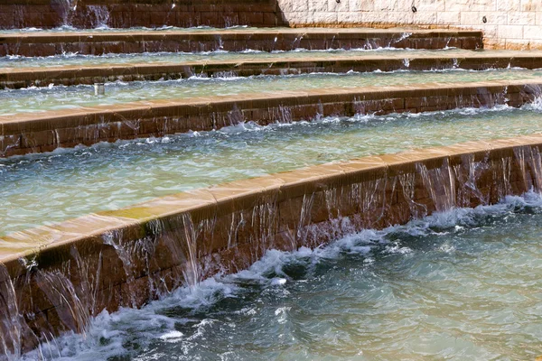 Fuente de agua en los jardines del castillo de Alnwick — Foto de Stock