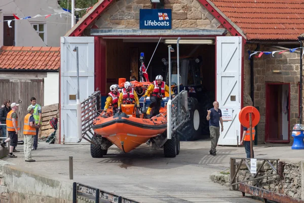 Lancio della scialuppa di salvataggio a Staithes — Foto Stock