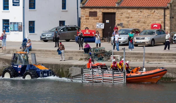 Lanzamiento del bote salvavidas en Staithes —  Fotos de Stock