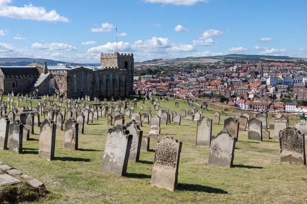 Igreja de Whitby e cemitério em North Yorkshire — Fotografia de Stock