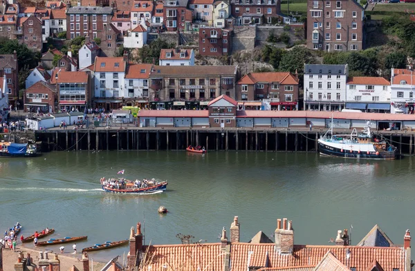 Utgång från whitby hamnen i north yorkshire — Stockfoto