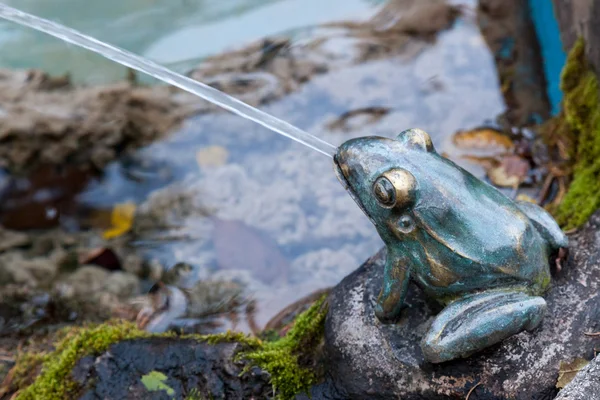 Brass frog fountain in Mandello del Lario — Stock Photo, Image