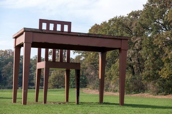 Grande table et chaise dans le Parco di Monza — Photo