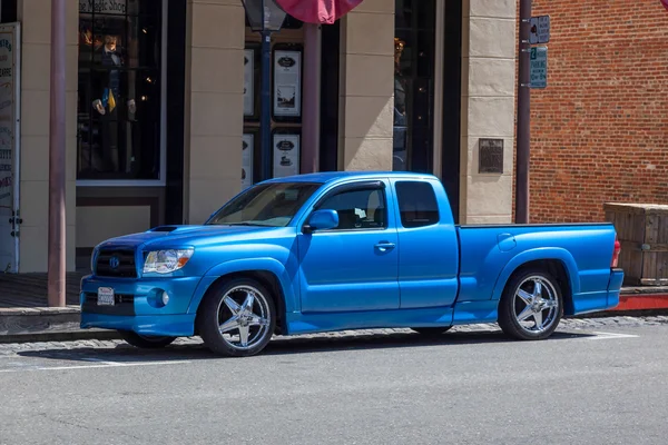 Mavi kamyoneti alıp Sacramento'da park etmiş. — Stok fotoğraf
