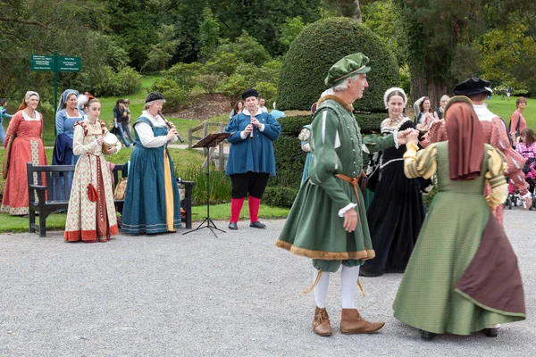 Gammaldags dans på hever castle昔ながらのヒーバー城で踊る — Stockfoto