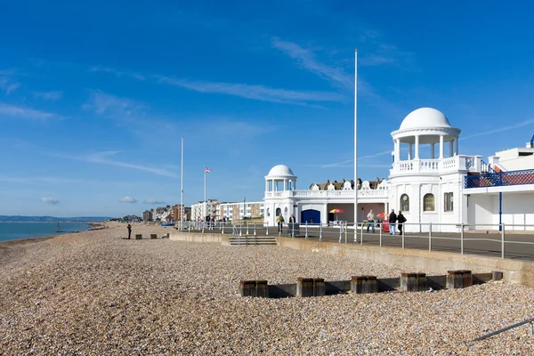 Frente ao mar e colunatas no Pavilhão De La Warr em Bexhill-On — Fotografia de Stock