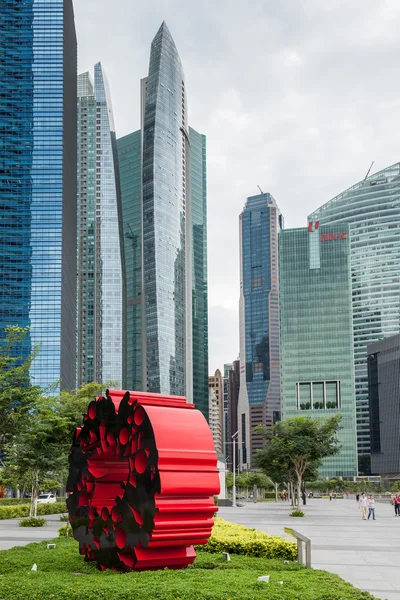 Vue sur les gratte-ciel et l'art moderne à Singapour — Photo